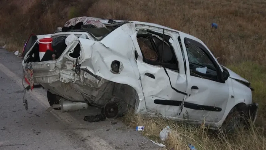 Afyonkarahisar'da otomobil taklalar atarak parçalandı haberinin görseli