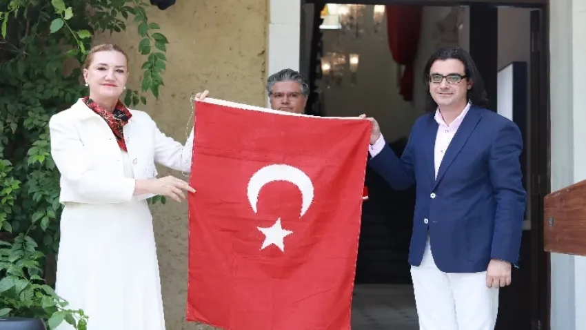 Asırlık tarihi Türk Bayrağı DEÜ'ye bağışlandı haberinin görseli