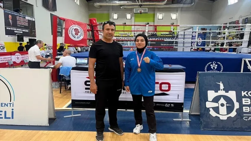 Depremzede boksör Nurgül Güzel Türkiye üçüncüsü oldu haberinin görseli