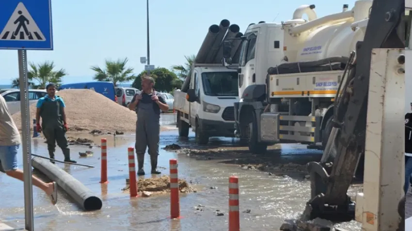 Sinop’ta ana su borusunu patladı, cadde göle döndü haberinin görseli