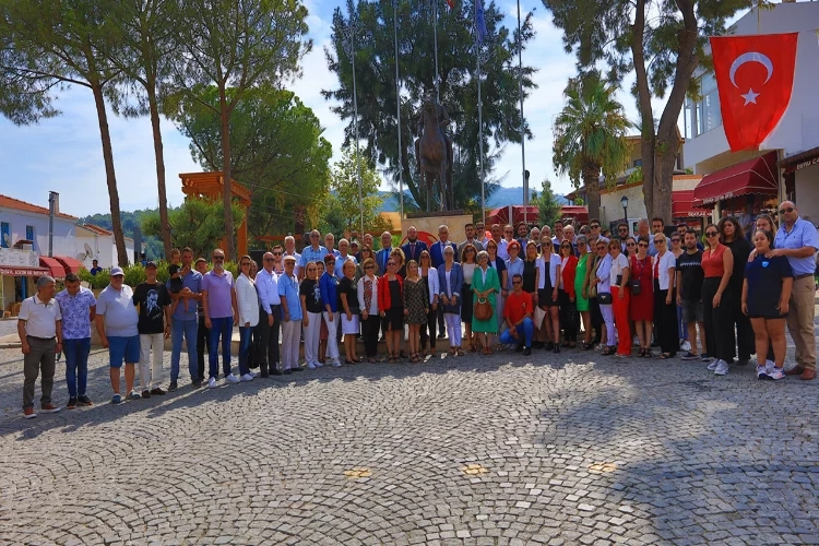 Güzelbahçe CHP'de çifte kutlama haberinin görseli