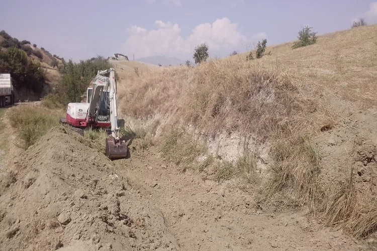 Manisa’da dere temizliği ve menfez çalışması haberinin görseli