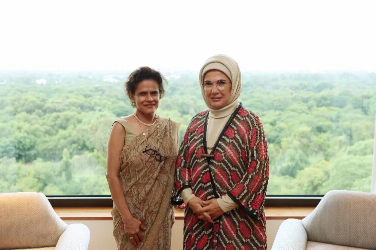Emine Erdoğan, Earth Foundation'ın Başkanı Bhagat ile bir arada haberinin görseli