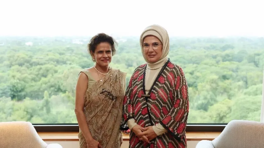 Emine Erdoğan, Earth Foundation'ın Başkanı Bhagat ile bir arada haberinin görseli