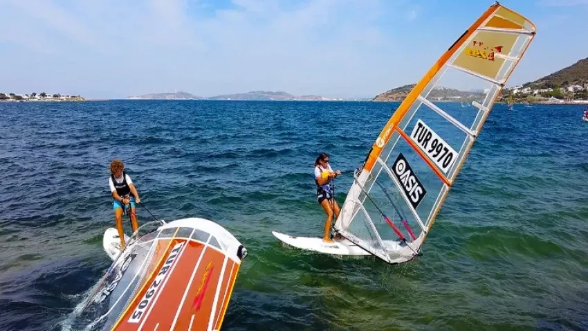 İzmir’de Kurtuluş Kupası Yelken Yarışları başladı   haberinin görseli