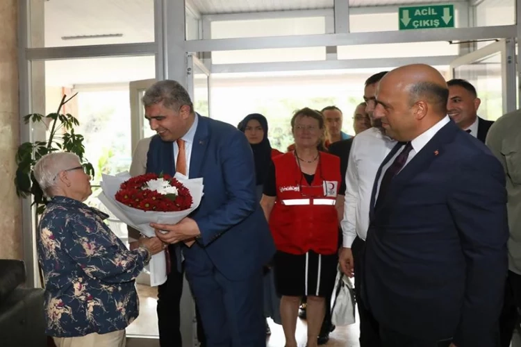 Düzce Vali Aslan’dan huzurevi sakinlerine ziyaret haberinin görseli