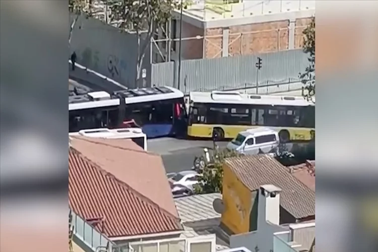 İstanbul'da İETT otobüsü tramvaya çarptı haberinin görseli