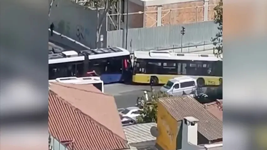 İstanbul'da İETT otobüsü tramvaya çarptı haberinin görseli