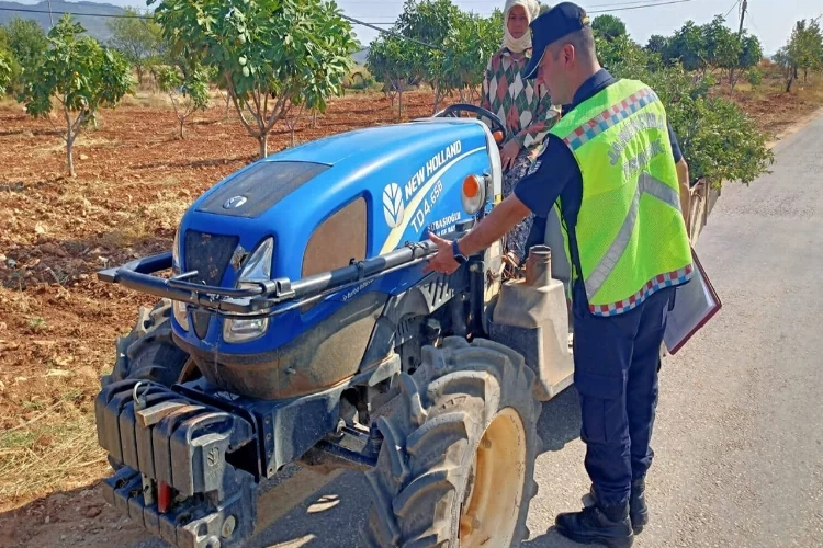 Jandarma, traktör sürücülerine eğitim verdi  