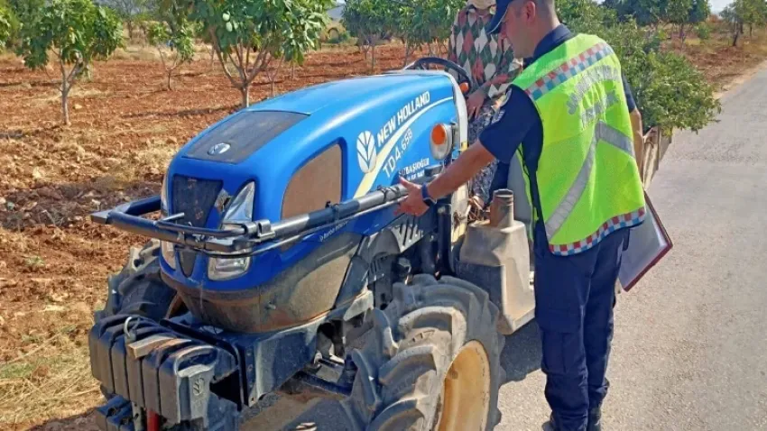 Jandarma, traktör sürücülerine eğitim verdi   haberinin görseli