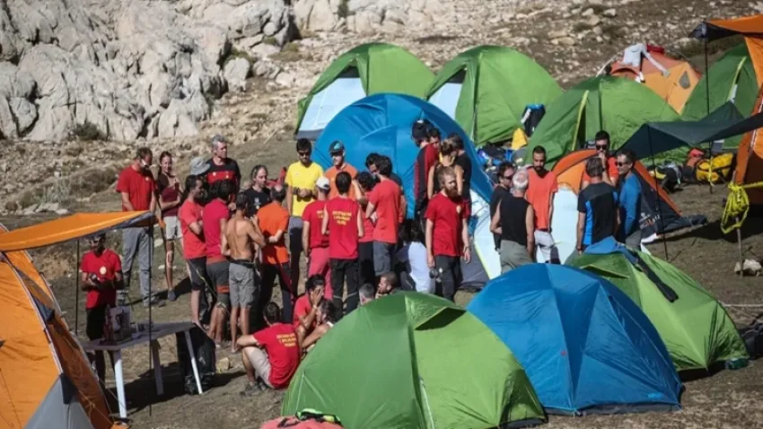 Mersin'de mağarada rahatsızlanan ABD'li Dickey'in tahliyesi için çalışma başlıyor haberinin görseli