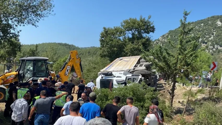 Freni patlayan kamyon kalabalığa daldı haberinin görseli