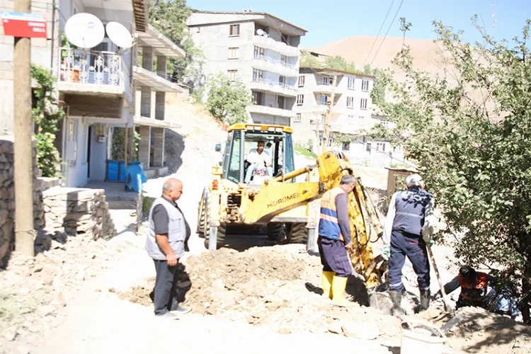 Hakkari’de belediye ekipleri arızaları gidermeye devam ediyor haberinin görseli