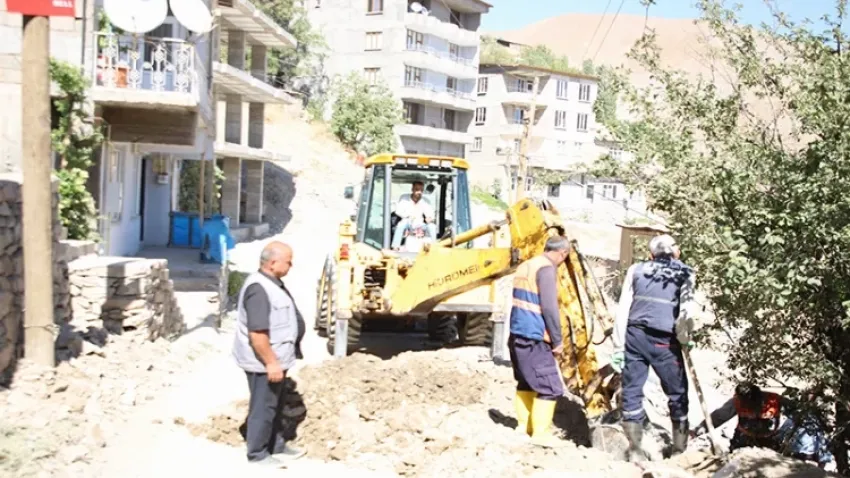 Hakkari’de belediye ekipleri arızaları gidermeye devam ediyor haberinin görseli