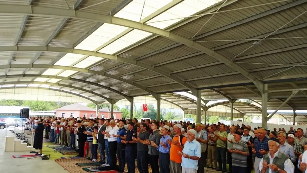 Kütahya’da halk şükür duasına çıktı haberinin görseli