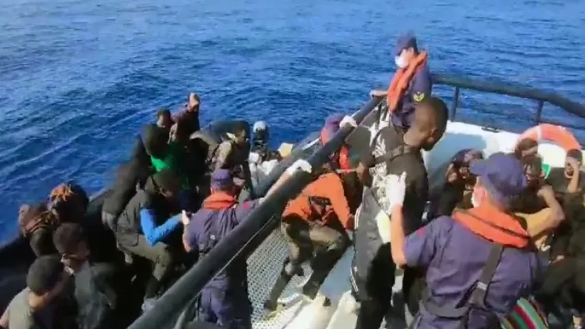 Göçmenleri taşıyan lastik bot arızalandı haberinin görseli