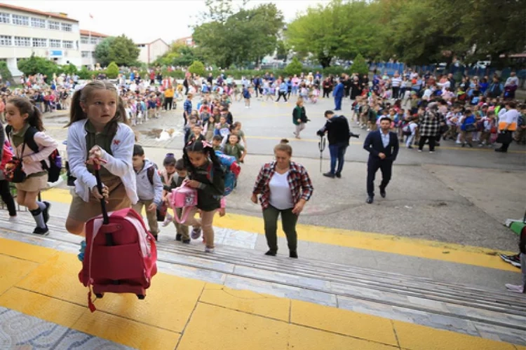 21 milyon öğrenci ders başı yapacak! Okullar pazartesi günü açılıyor haberinin görseli