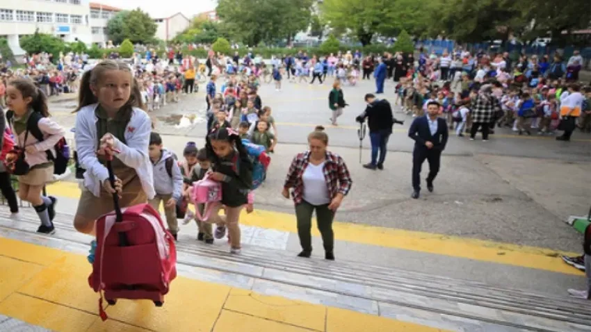 21 milyon öğrenci ders başı yapacak! Okullar pazartesi günü açılıyor haberinin görseli