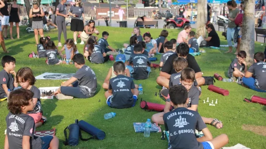 Muğla'da çocuklar sokakta satranç oynadı haberinin görseli