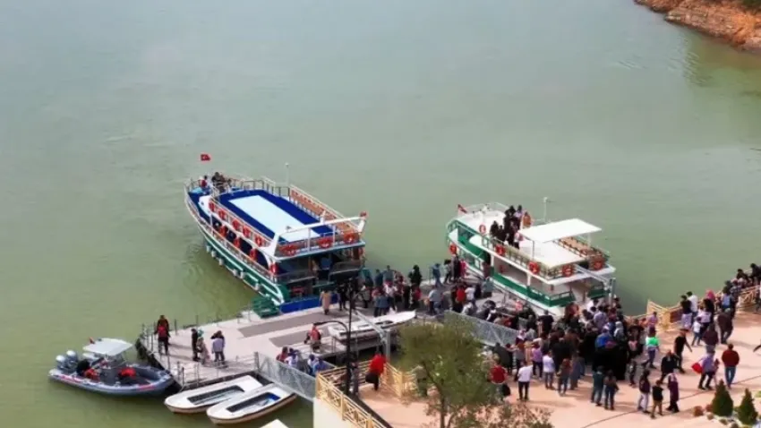 Artvin’de tekne turları hayvanat bahçelerini aratmıyor haberinin görseli