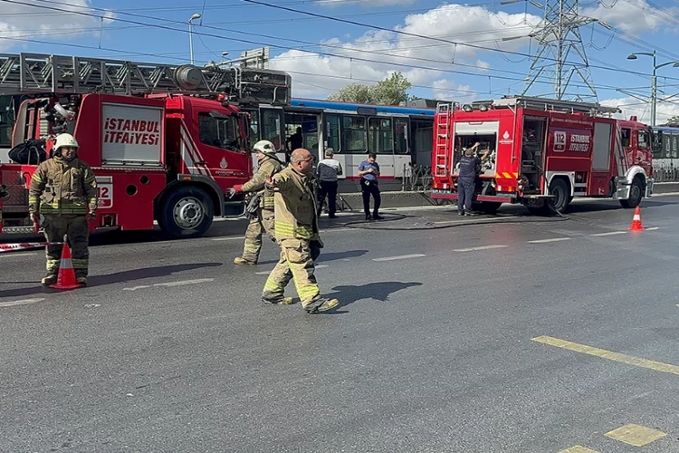 Tramvaydan yükselen duman seferleri aksattı haberinin görseli