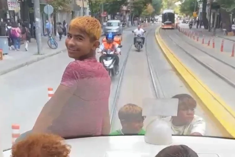 Canlarını hiçe sayarak tramvayın arkasında yolculuk yaptılar haberinin görseli