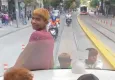 Canlarını hiçe sayarak tramvayın arkasında yolculuk yaptılar