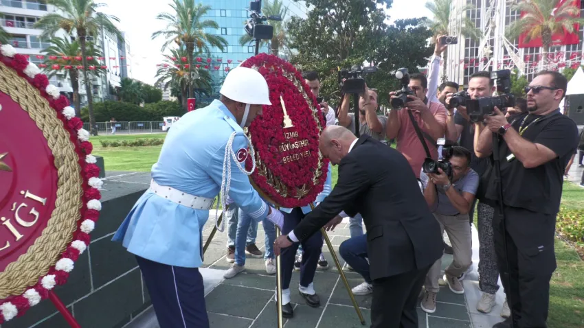 tunç soyer çelenk bırakma