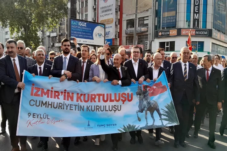 İzmir’de ‘kurtuluşun’ coşkusu başladı: Başkan Soyer’den ‘umut’ ve ‘barış’ mesajı haberinin görseli