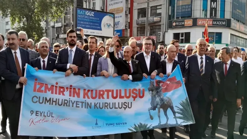 İzmir’de ‘kurtuluşun’ coşkusu başladı: Başkan Soyer’den ‘umut’ ve ‘barış’ mesajı