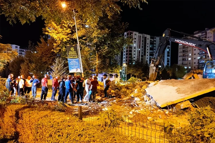 Ağır hasarlı bina yıkımda böyle devrildi haberinin görseli
