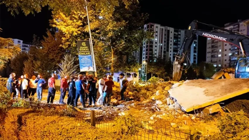 Ağır hasarlı bina yıkımda böyle devrildi haberinin görseli