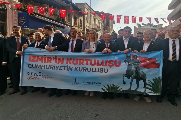 İzmir'de 9 Eylül coşkusu Zafer Yürüyüşü ile başladı haberinin görseli