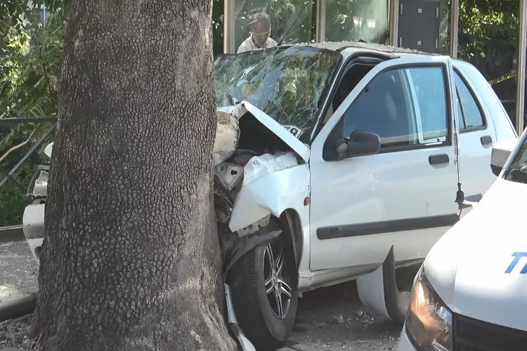 Bursa’da korkutan anlar: Otomobil otobüs durağına daldı