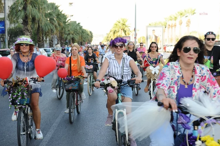 İzmir’in süslü kadınları süslü bisikletleriyle yollarda