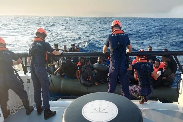 İzmir açıklarında düzensiz göçmenler yakalandı