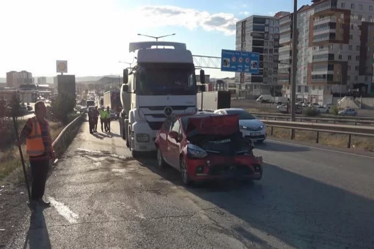 Kırıkkale'de zincirleme kaza: Otomobil hurdaya döndü!