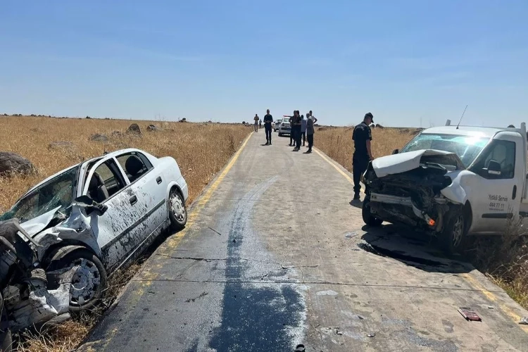 Şanlıurfa feci kaza! Otomobil ile kamyonet çarpıştı haberinin görseli