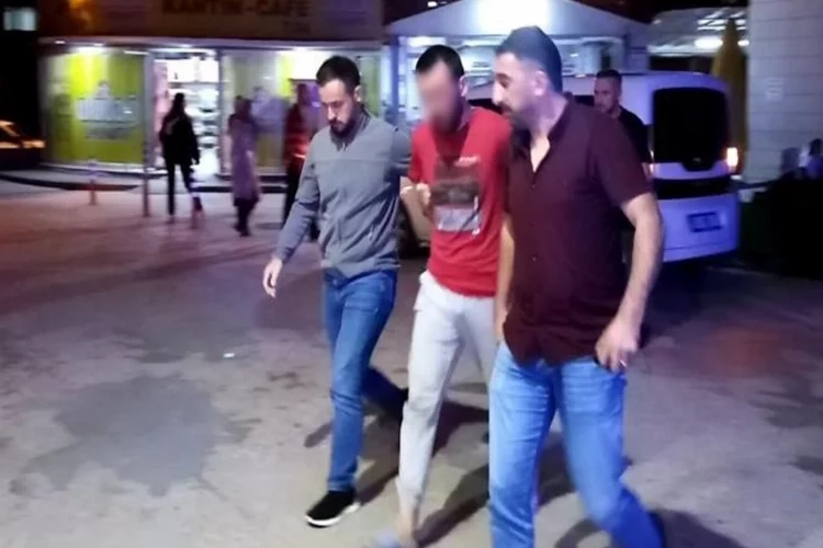 Arkadaşını sırtından bıçaklayan şahıs tutuklandı haberinin görseli
