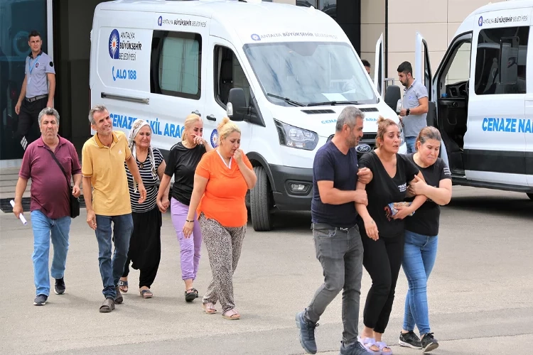 Antalya’da 3 genç için gözyaşları sel oldu! Aile kapatılan yola tepki gösterdi haberinin görseli