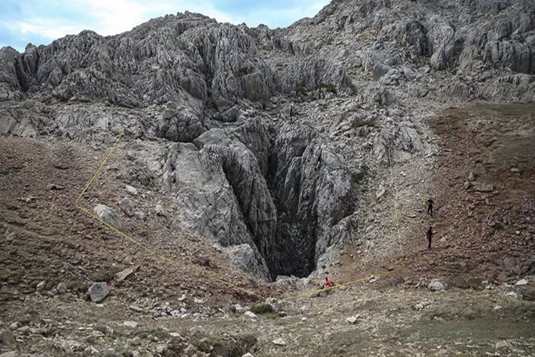 Mağarada rahatsızlanan ABD'li dağcı tahliye ediliyor haberinin görseli