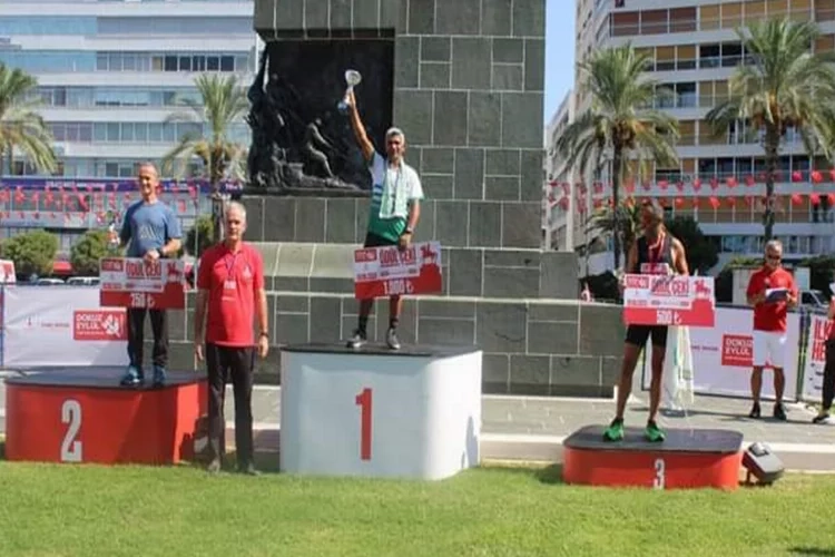 Ahmet Bayram, İzmir Yarı Maratonu'nda zirvede yer aldı haberinin görseli