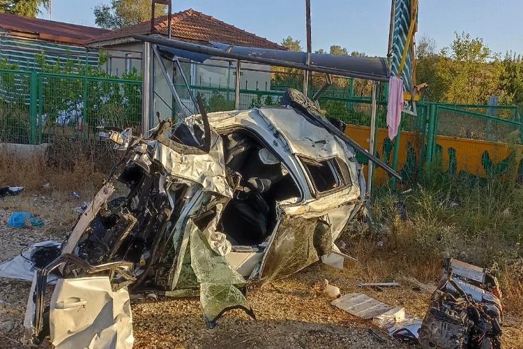 Tekirdağ’da feci kaza: Takla atıp durağa daldı haberinin görseli