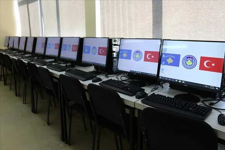 Türk askerinden Kosova'da eğitime destek haberinin görseli