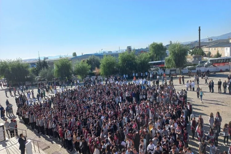 Afyonkarahisar'da binlerce öğrenci ders başı yaptı haberinin görseli