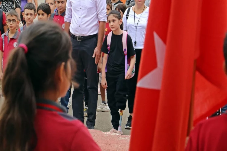 13 günlükken sol bacağı kesilen Özge, protez bacağıyla okula gelip ders başı yaptı haberinin görseli