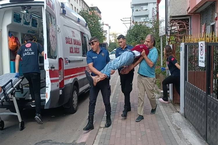 Sinir krizi geçiren adam kelepçelenerek ambulansa taşındı haberinin görseli