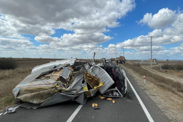 Tekirdağ’da kamyonet asfalta yapıştı