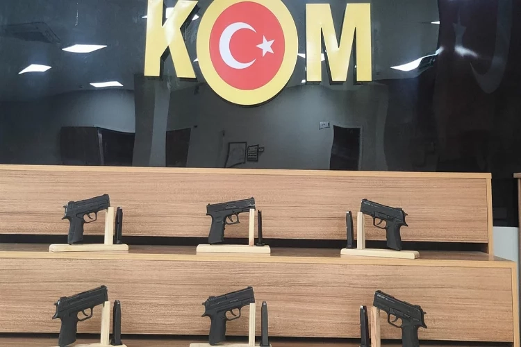 Şanlıurfa’da otobüsteki yolcudan bir sürü tabanca çıktı haberinin görseli