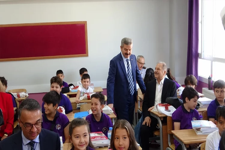 Uşak'ta ilk ders zili çalındı haberinin görseli